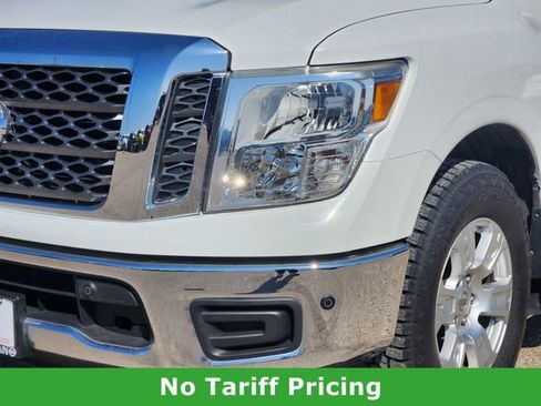 Used 2018 Nissan Titan SV w/ SV Convenience Package image 6
