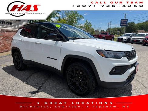 Used 2023 Jeep Compass Latitude w/ Sun and Sound Group AWD/4WD image 8