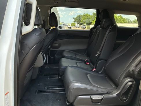 Used 2026 Kia Carnival FWD image 12