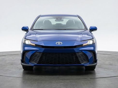 Used 2025 Toyota Camry SE image 2