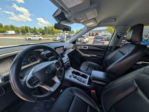 Used 2022 Ford Explorer XLT w/ Equipment Group 202A AWD/4WD image 17