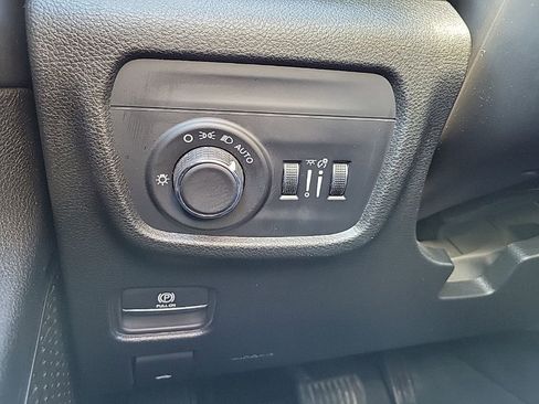 Used 2025 Jeep Grand Cherokee Altitude AWD/4WD image 27