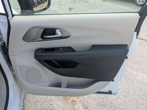 Used 2024 Chrysler Pacifica Touring-L FWD image 31