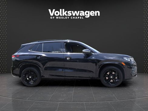 Certified 2025 Volkswagen Tiguan SE R-Line AWD/4WD image 9