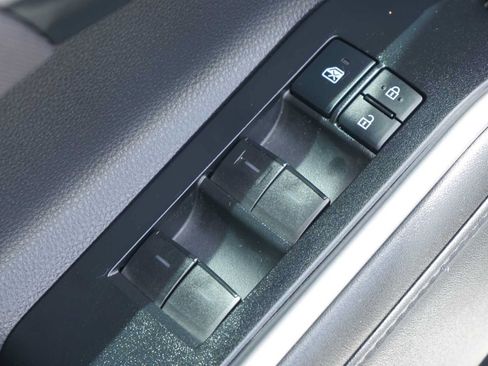 Used 2021 Toyota Highlander L FWD image 16