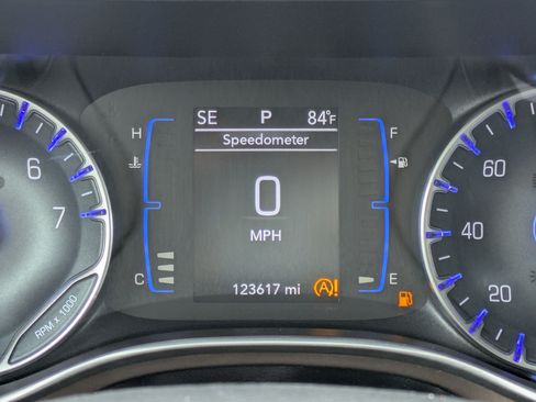 Used 2018 Chrysler Pacifica Touring-L FWD image 23