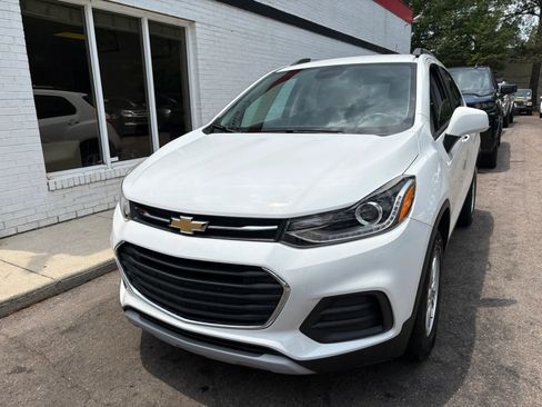 Used 2021 Chevrolet Trax LT w/ Premium Seat Package AWD/4WD image 2