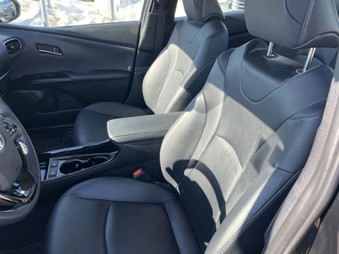 Used 2022 Toyota Prius XLE image 9