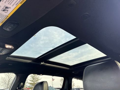 Used 2025 Chrysler Pacifica Limited image 32