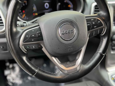 Used 2020 Jeep Grand Cherokee Laredo AWD/4WD image 36