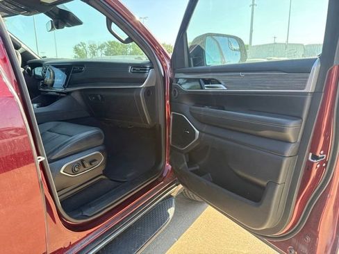 Used 2023 Jeep Wagoneer L Series II AWD/4WD image 23