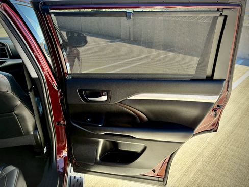 Used 2019 Toyota Highlander XLE FWD image 33