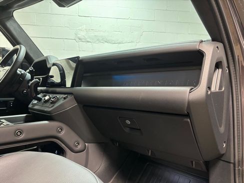 Used 2025 Land Rover Defender 110 image 31