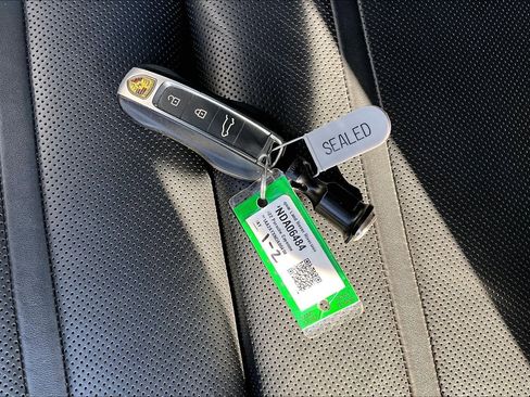 Used 2022 Porsche Cayenne Platinum Edition image 11