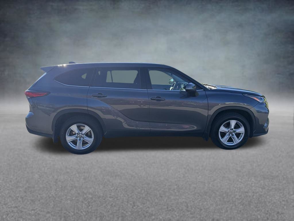 Used 2021 Toyota Highlander LE AWD/4WD image 7