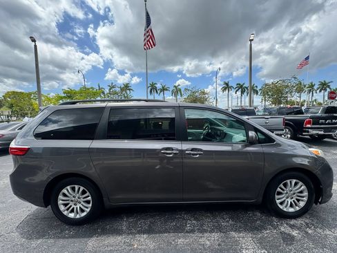 Used 2017 Toyota Sienna XLE w/ XLE Navigation Package FWD image 7