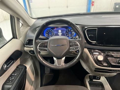 Used 2021 Chrysler Pacifica Touring w/ Uconnect Theater Family Group FWD image 11