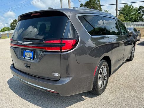 Used 2021 Chrysler Pacifica Touring-L FWD image 3