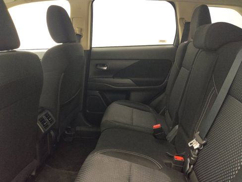 Used 2020 Mitsubishi Outlander SE AWD/4WD image 18