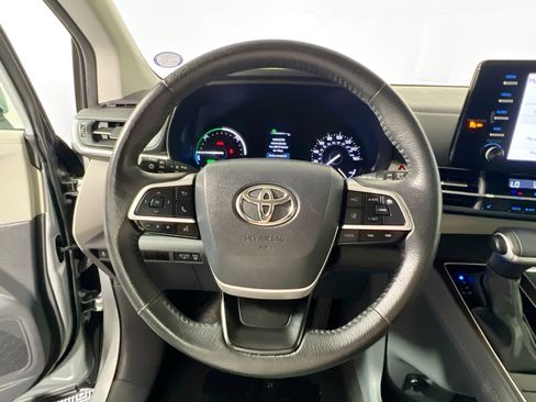 Used 2024 Toyota Sienna XLE FWD image 17