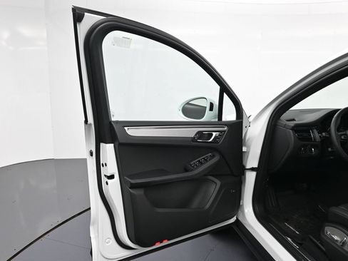 Certified 2026 Porsche Macan AWD/4WD image 16