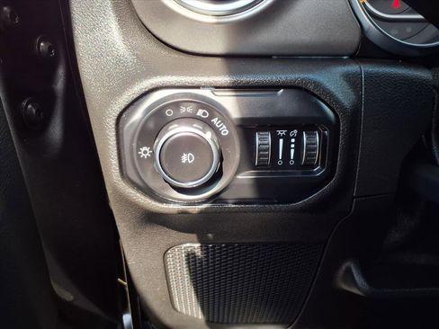 Used 2021 Jeep Wrangler Unlimited Sahara image 9