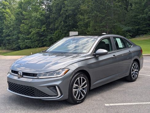 Used 2025 Volkswagen Jetta SE w/ Sunroof Package FWD image 5