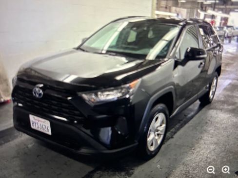 Used 2021 Toyota RAV4 LE AWD/4WD image 1