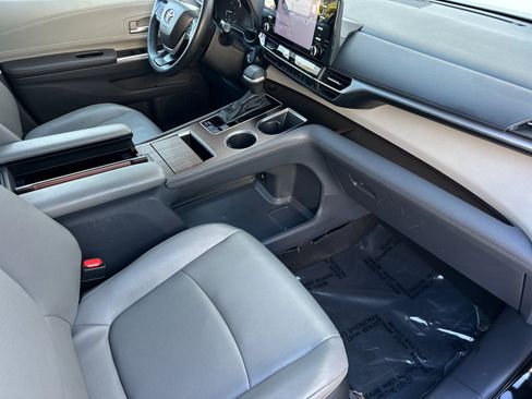 Used 2023 Toyota Sienna XLE image 18