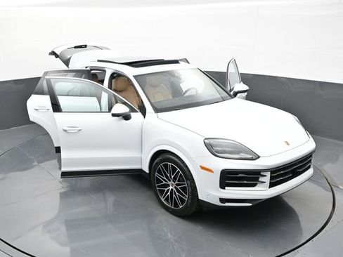 Certified 2025 Porsche Cayenne AWD/4WD image 29