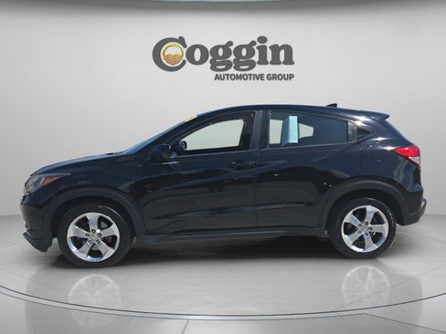 Used 2017 Honda HR-V LX image 2