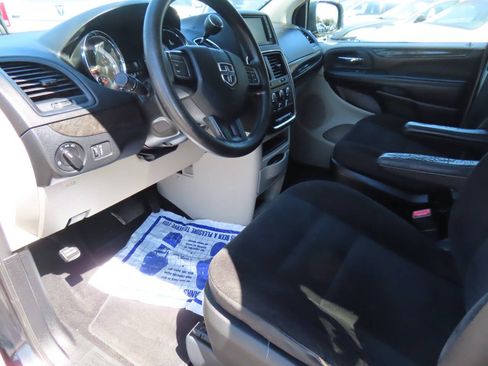 Used 2019 Dodge Grand Caravan SE FWD image 11