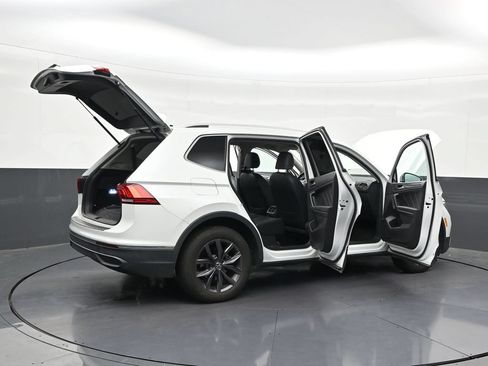 Used 2023 Volkswagen Tiguan SE w/ Panoramic Sunroof Package FWD image 31