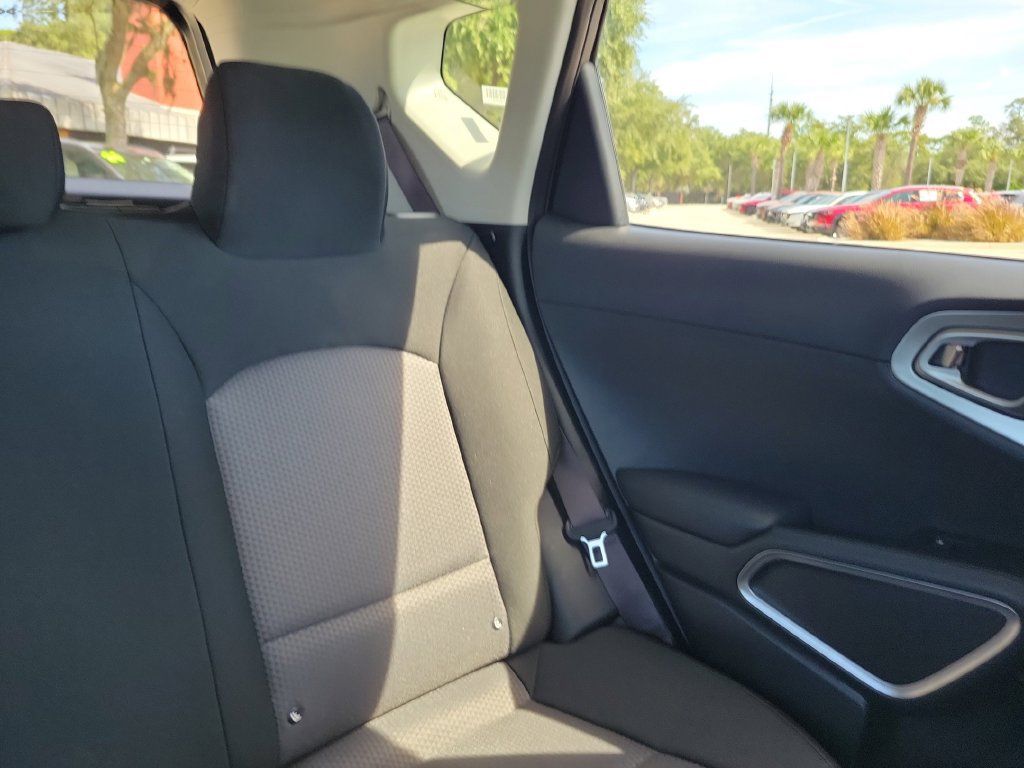 Used 2025 Kia Soul LX w/ LX Technology Package FWD image 16