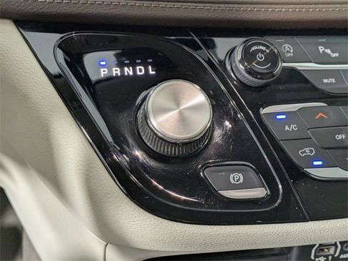 Certified 2021 Chrysler Pacifica Touring-L image 24