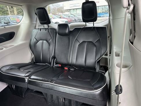 Used 2023 Chrysler Pacifica Limited image 8