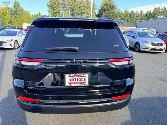 Used 2024 Jeep Grand Cherokee Altitude AWD/4WD image 5