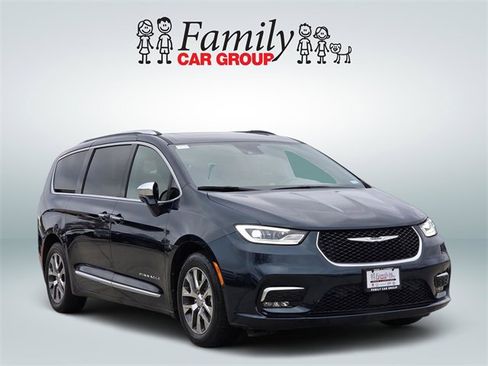 Used 2022 Chrysler Pacifica Pinnacle image 2