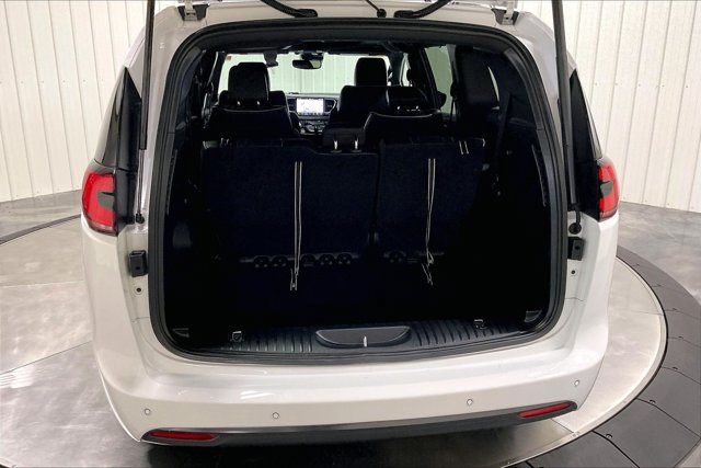 Used 2025 Chrysler Pacifica Limited FWD image 39