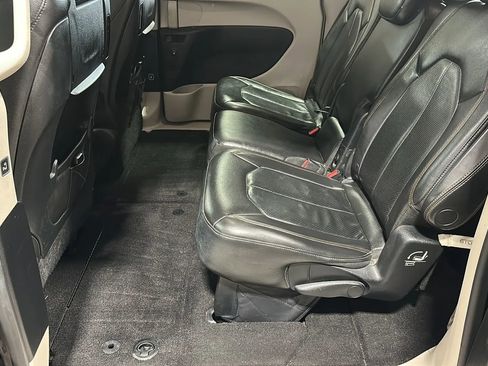Used 2017 Chrysler Pacifica Touring-L Plus FWD image 11