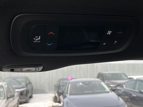 Used 2025 Chrysler Pacifica Limited image 23