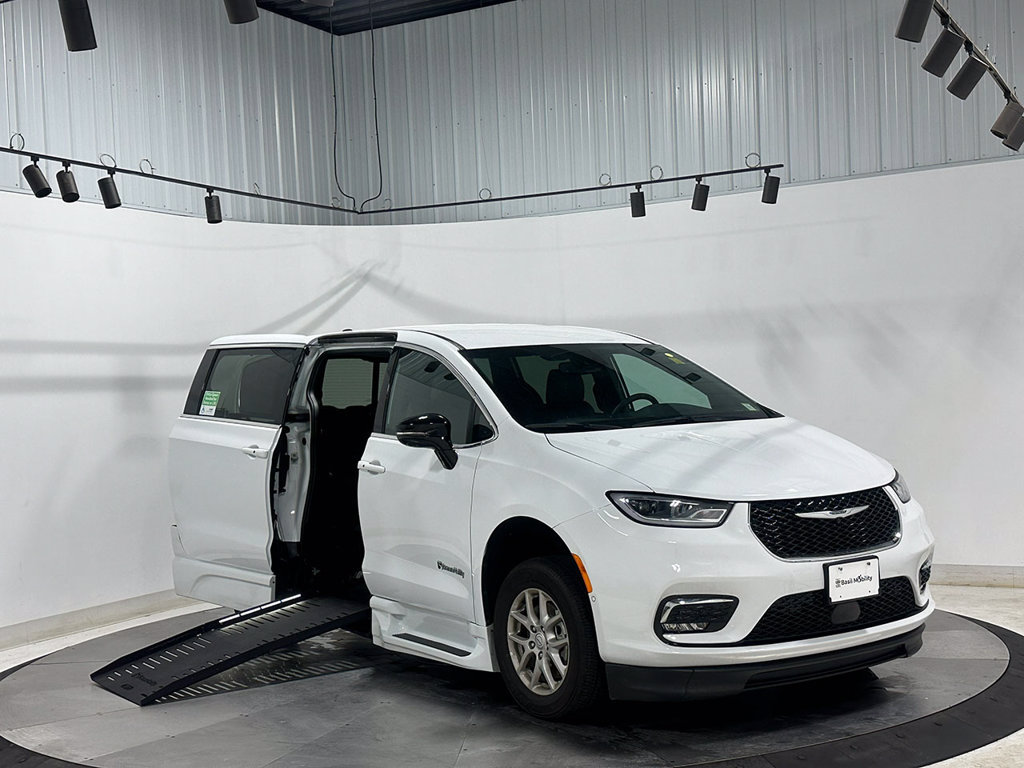 Used 2025 Chrysler Pacifica Select FWD image 36