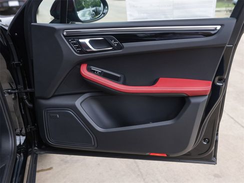Certified 2025 Porsche Macan image 37