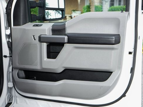 Used 2020 Ford F550 2WD Crew Cab Super Duty w/ XLT Value Package image 41