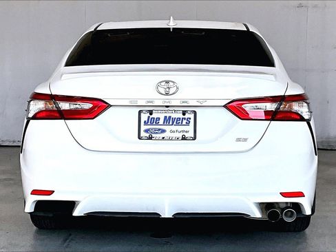 Used 2019 Toyota Camry SE image 3