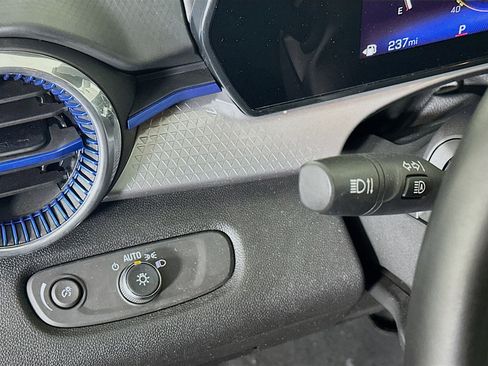 Used 2025 Chevrolet Trax LT w/ LT Convenience Package image 16