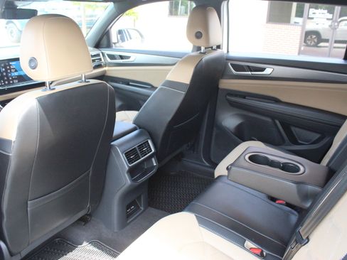 Used 2024 Volkswagen Atlas Cross Sport SE FWD image 23