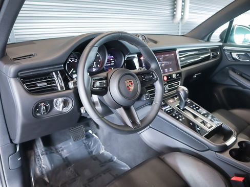 Certified 2025 Porsche Macan T image 4