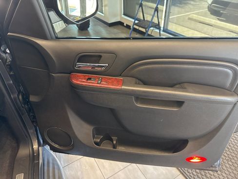 Used 2011 Cadillac Escalade Luxury image 22
