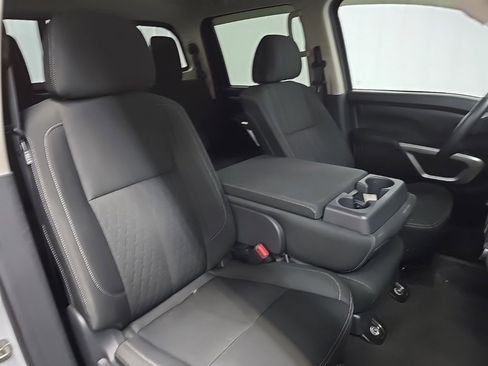 Used 2018 Nissan Titan SV image 14